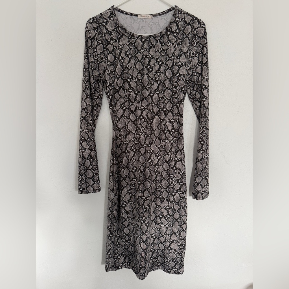 Large Elegant Black and Gray Snake Print Dress
